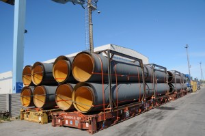 I tubi della condotta pronti per l'imbarco al Terminal Container del Porto di Ravenna
