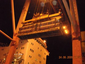 Le operazioni di imbarco al Terminal Container del Porto di Ravenna