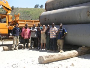 Marco, Annamaria e alcuni dei ragazzi e degli uomini che lavorano nel cantiere di Manguta